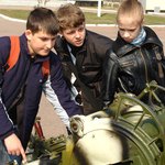 В Житомире 250 школьников ознакомились с вооружением и военной техникой десантников. ФОТО