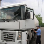 Кримінал: В Житомире перехватили грузовик с крупной партией контрабандных сигарет. ФОТО