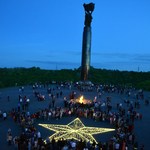 Вечером в Житомире зажгли 10-метровую Звезду Памяти. ФОТО