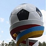 Спорт: На трассе Киев-Житомир открыли знак «Футбольный мяч» посвященный ЕВРО-2012. ФОТО