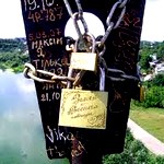 На житомирском мосту журналисты насчитали более 500 «любовных замков». ФОТО
