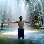 Общество: В Житомире жара. Люди спасаются купанием в фонтанах. ФОТО