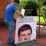 Политика: У житомирских оппозиционеров отобрали рекламный постер Геннадия Зубко. ФОТО
