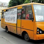 Город: В Житомире перевозчики протестуют против маршруток ТТУ и беспредела. ФОТО