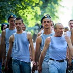 В Житомире маршируют десантники, громко поют и весело купаются в фонтанах. ФОТО