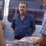 Политика: Житомирский депутат Дехтяренко раздает людям пиццы, агитируя за Рыжука. ФОТО