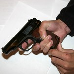 Криминал: В Житомире милиционеры задержали в магазине покупателя вооруженного самодельным пистолетом