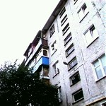 Місто і життя: Из-за аварийной крыши дома жители пятиэтажки оказались в заложниках погоды. ВИДЕО