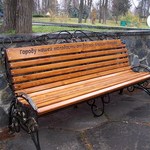 На аллее именных скамеек в Житомире установили первые две скамейки. ФОТО