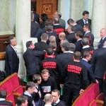 Политика: Первая драка в новой Раде: Оппозиционеры вытолкали Табаловых из зала. ВИДЕО