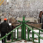 Город: В Житомире начали устанавливать конструкцию Новогодней елки. ФОТО
