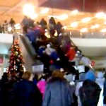 Экономика: В Житомире перекупщики врываясь толпой в магазин Cеконд-Хенд сломали эскалатор. ВИДЕО