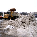 Город: Центр Житомира начали очищать от двухметровых сугробов грязного снега. ФОТО