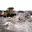  Центр Житомира начали очищать от двухметровых <b>сугробов</b> грязного снега. ФОТО 
