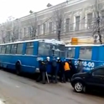 Происшествия: В центре Житомира пассажиры толкали троллейбус. ВИДЕО