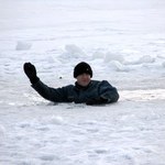 Происшествия: В Житомире водолазы тренировались спасать людей, которые провалились под лед. ФОТО