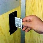 Город: Жильцам многоэтажки в Житомире грозят отключить лифт, если они не купят новый карточный аппарат