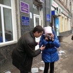 Город: Сегодня в центре Житомира глыба льда разбила голову девушке. ФОТО