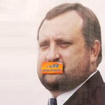 Политика: Сергея Арбузова в Житомире заклеили стикерами партии «Наша Украина»