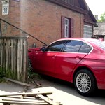 В Житомире водитель на красном «BMW» вылетел на тротуар и врезался в жилой дом. ФОТО