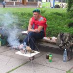 Общество: Протест в центре Житомира: бездомный пограничник развел костер и ждет Дебоя. ФОТО