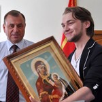 Мистецтво і культура: Губернатор подарил Артёму Кондратюку икону Божией Матери, в качестве оберега