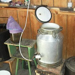 Общество: На Житомирщине самогонщица в своем гараже устроила подпольный цех