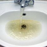 Город: На Житомирводоканале объяснили, почему в кранах житомирян вода неприятного цвета и запаха