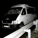 Происшествия: В Житомире «титушки» забросали камнями и порезали колеса микроавтобуса, который вез людей на Майдан