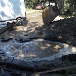 Житомирские коммунальщики ликвидируют опасную аварию на водопроводе. ФОТО