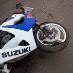 Обезумевший мотоциклист, промчавшись на заднем колесе, врезался в «Жигуль». ФОТО