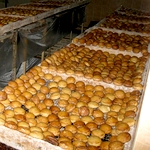 Под Житомиром, в грязном тракторном цеху, бизнесмен организовал выпечку печенья. ФОТО