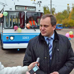 Власть: Мэр Житомира один и тот же троллейбус презентует 2 раза, как две разных машины. ФОТО