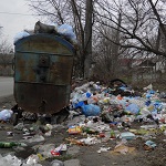 В Житомире возле проезжей части образовалась мусорная свалка. ФОТО