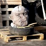 Общество: Житомирские активисты принесли под обладминистрацию голову Ленина. ФОТО