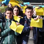 В Житомире студенты ЖГУ им. Франко провели акцию в знак единства Украины. ФОТО