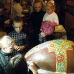 Культура: В Житомире разрисовали 100-килограммовую шоколадную писанку. ФОТО