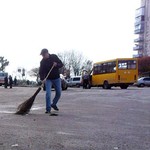Город: Водители ЧП «Шерифф» убрали мусор на конечных остановках в Житомире. ФОТО