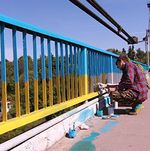 Общество: Активисты ищут желто-голубую краску, чтобы покрасить пешеходный мост в Житомире