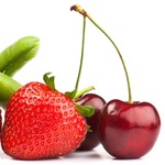 Экономика: Первую клубнику и черешню на Житнем рынке в Житомире продают по 30 грн/кг