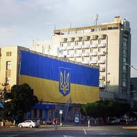 40-метровый флаг Украины разместили на фасаде здания в Житомире. ФОТО