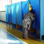 В Житомире мужчина пытался облить молоком и испортить бюллетени для голосования
