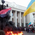 Политика: Житомиряне вчера возле Верховной Рады жгли шины и требовали люстрации. ФОТО