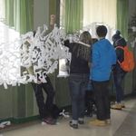 Общество: Житомирские школьники во время каникул изготовили для военных маскировочную сеть. ФОТО