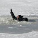 В райцентре Житомирской область рыбак едва не утонул, провалившись под лед