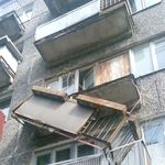 Происшествия: В Житомире из-за непогоды балконная рама едва не упала на оживленный тротуар