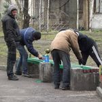 Город: Бездомные в центре Житомира убрали сквер и покрасили лавочки. ФОТО