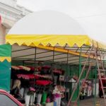 Продавцы цветов устанавливают новый шатер на улице Небесной сотны. ФОТО
