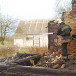 В поселке на Житомирщине во время пожара в доме погибли два человека. ФОТО