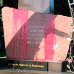 Происшествия: Ночью неизвестные облили краской Мемориал славы в Бердичеве. ФОТО